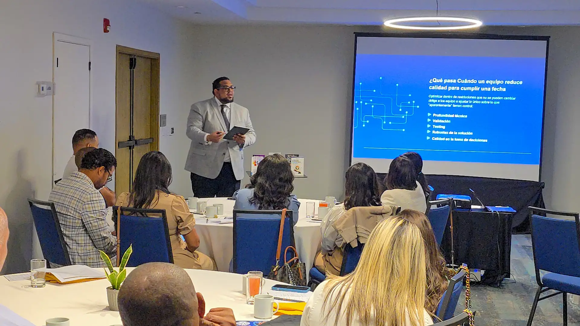 STI Data & Business Intelligence participa en desayuno ejecutivo sobre liderazgo, tecnología y toma de decisiones